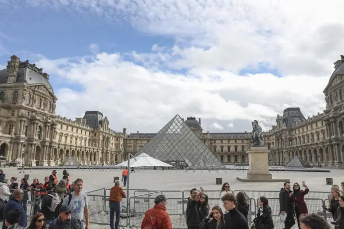 El Louvre vuelve a abrir tras el robo de joyas ocurrido el domingo pasado, generando expectación.