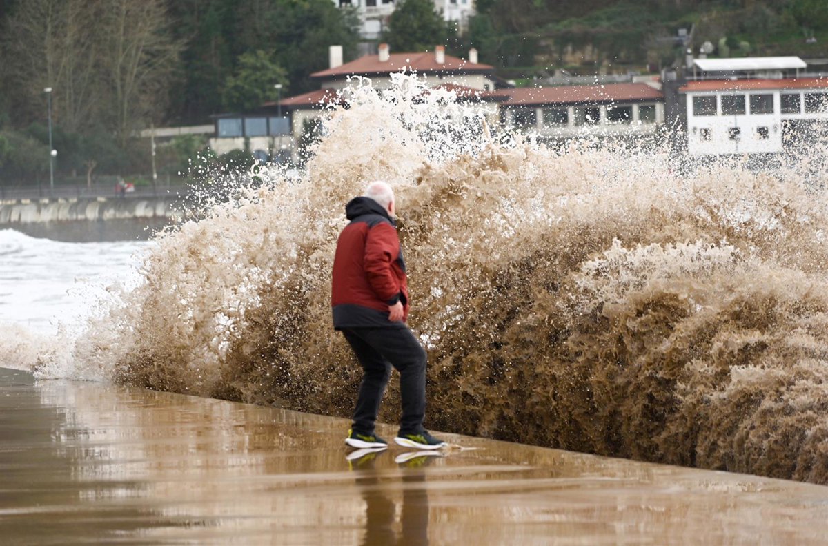 Euskadi pondrá en marcha la alerta naranja por riesgo marítimo-costero, con olas de hasta 5 metros