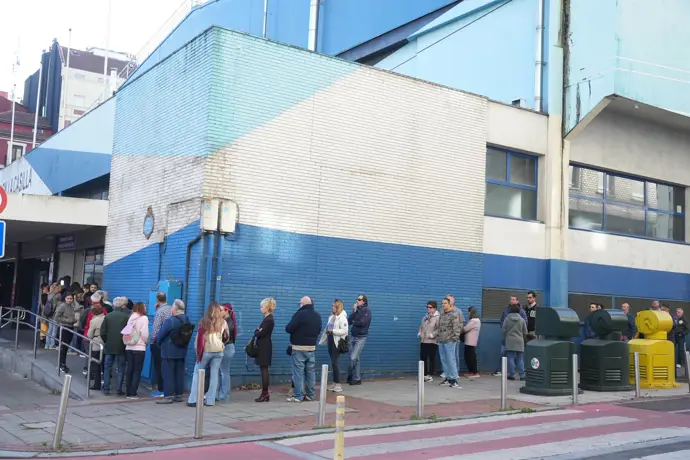 El vacunódromo de Bilbao inicia su actividad con largas colas y más de 200 dosis de gripe