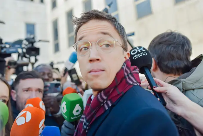 Errejón, un año después de salir de la política, se aleja de los focos mientras enfrenta su