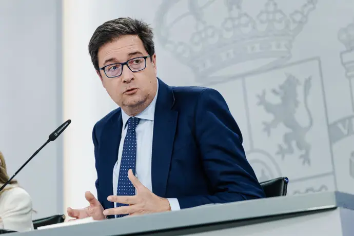 Óscar López advierte a Junts que deben optar entre la España del nodo y una España moderna.