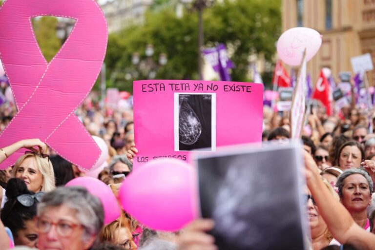Cientos de personas se manifiestan en la sede del Gobierno andaluz pidiendo respuestas sobre el