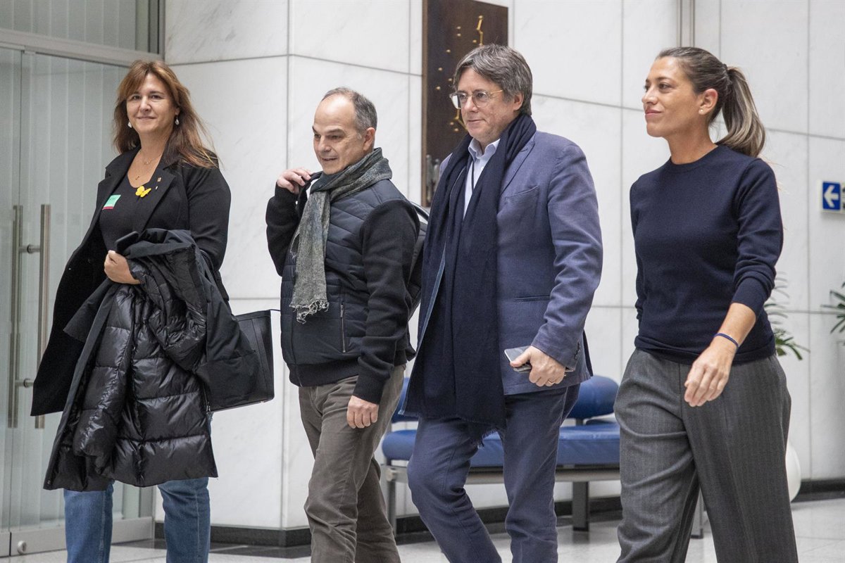 Puigdemont convoca a la cúpula de Junts en Perpiñán para decidir sobre su futuro con el PSOE