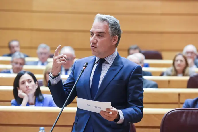 Bendodo pide a Sánchez que aclare su vuelo para reunirse con Puigdemont y exige a Junts mayor