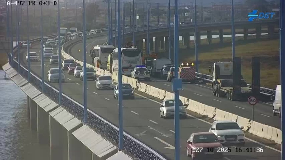 Accidente en el puente del Odiel en Huelva: siete heridos al chocar un turismo con un autobús