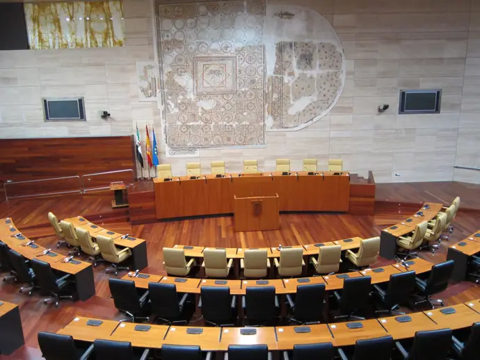 El DOE publica el decreto de disolución de la Asamblea y la convocatoria de elecciones para el 21
