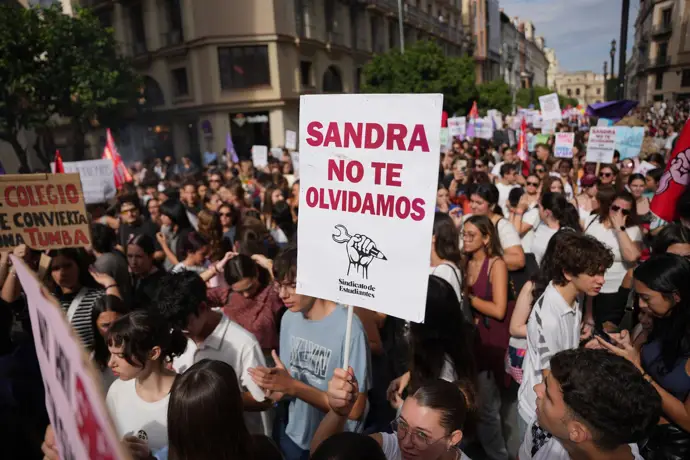 Pancartas con 'No a la violencia escolar' acompañan a la familia de Sandra Peña en las calles de