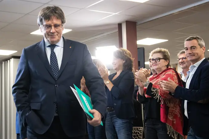 Junts consulta a sus bases sobre si respaldan la ruptura con el PSOE, mientras Bolaños califica de