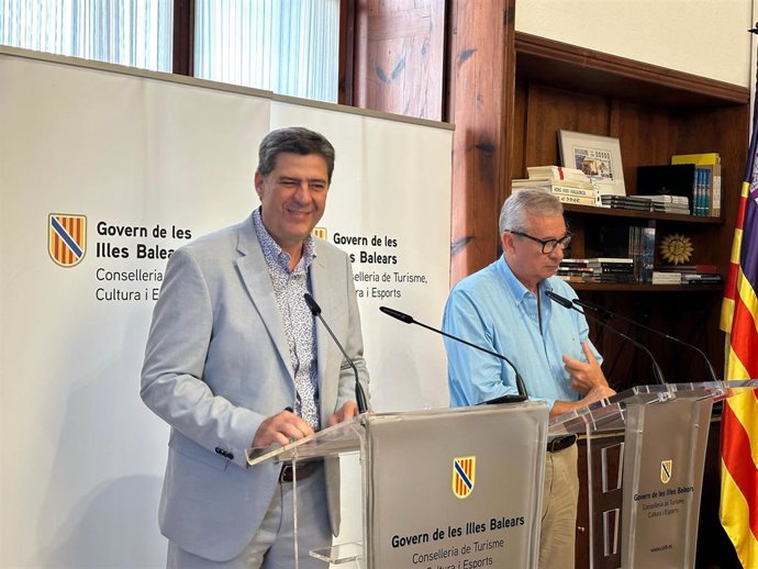 Archivo - El conseller de Turismo, Cultura y Deporte, Jaume Bauz&agrave;, y el director general de Turismo, Josep Aloy, en rueda de prensa.