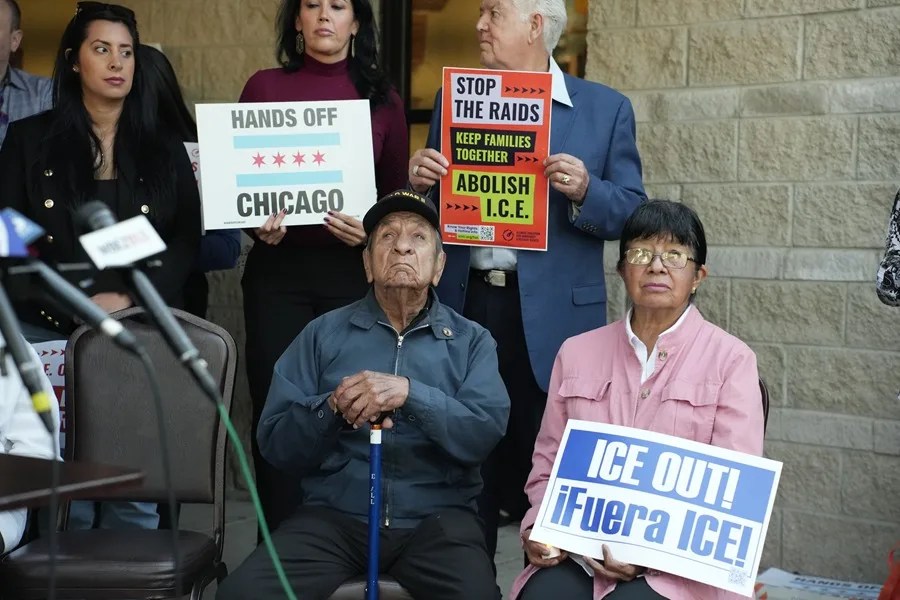 Las tácticas de ICE que aterrorizan los suburbios de Chicago: helicópteros y botes de humo