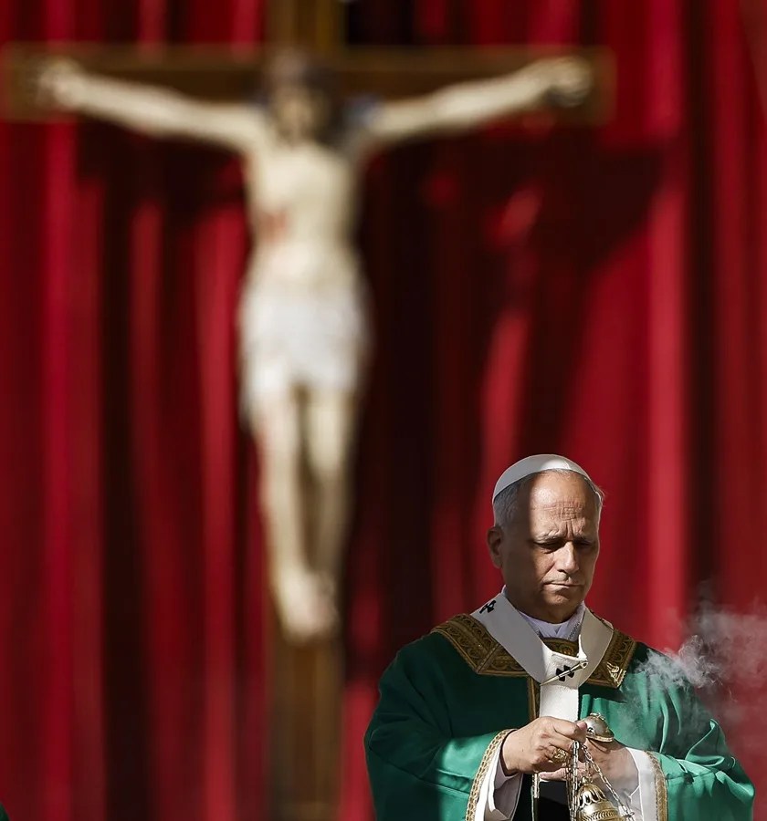 El Papa Le&oacute;n XIV (C) preside la Santa Misa del Jubileo de la Vida Consagrada en la Plaza de San Pedro