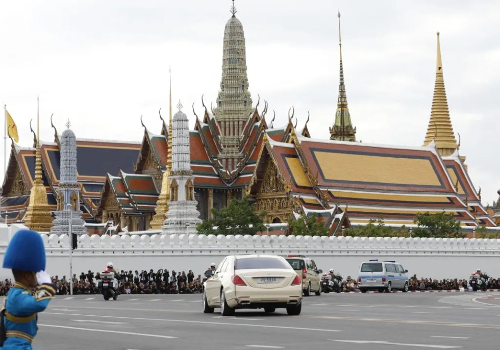 El veh&iacute;culo real (d) que lleva el cuerpo de la reina madre Sirikit pasa frente a los ciudadanos frente al Gran Palacio en Bangkok, Tailandia.