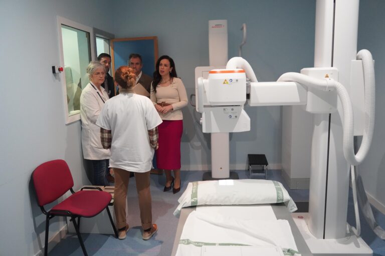 La consejera de Salud visita el Centro de Salud de Villafranca de los Barros tras la aprobación