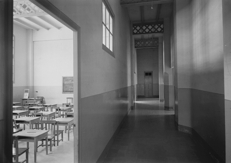 Passad&iacute;s d'una escola de 1953. Arxiu Nacional de CAtalunya. Fons Gabriel Casas i Galobardes