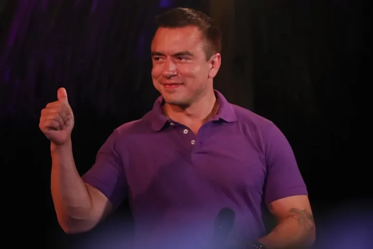 El presidente de Ecuador resalta la reducción del índice de riesgo país durante su gestión