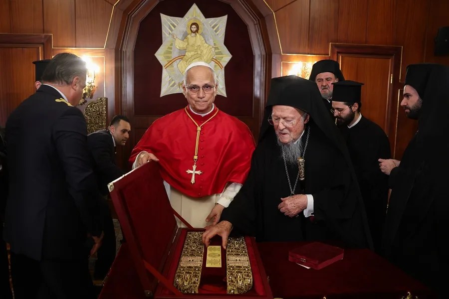 El papa Le&oacute;n XIV recibe una estola, durante la ceremonia de firma de una declaraci&oacute;n conjunta con el patriarca ecum&eacute;nico Bartolom&eacute; I, en Estambul, Turqu&iacute;a.