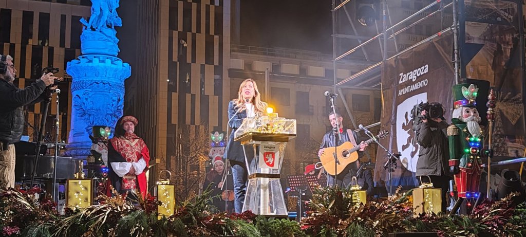 El cantante Juanjo Bona enciende la Navidad en un paseo de la Independencia repleto de gente