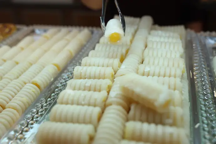 Huesos de santo y calabazas de mazapán son los dulces típicos de las confiterías murcianas
