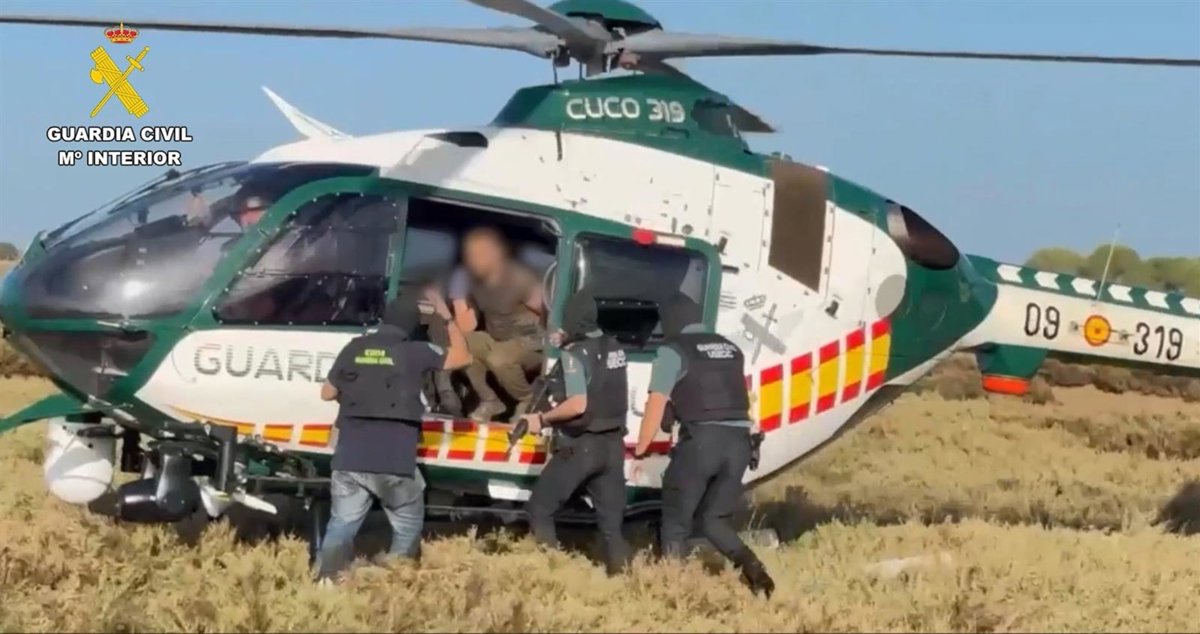 Detenidos diez sospechosos al descargar 3,5 toneladas de hachís en la costa onubense