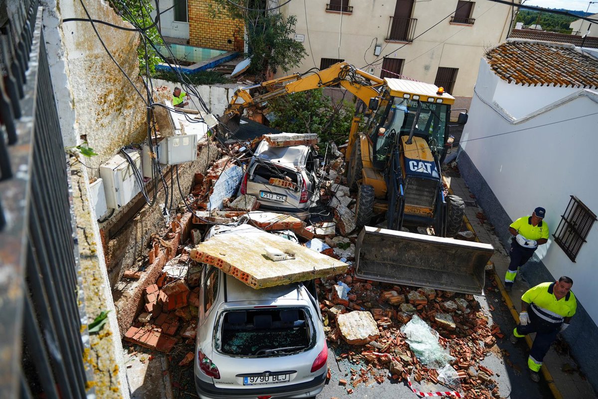 Fallece un hombre tras caerle la estructura de una terraza por un tornado en Gibraleón, Huelva
