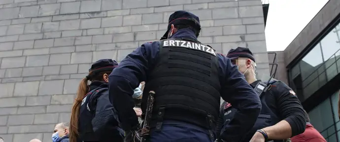 Arrestado en Vitoria-Gasteiz por asaltar a una anciana y sustraerle una cadena con violencia