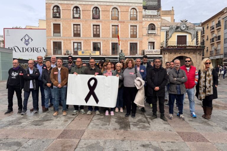 UGT y CCOO se manifiestan ante la patronal por el fallecimiento de una trabajadora en Socuéllamos