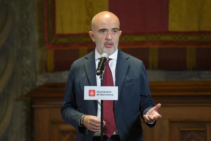 Archivo - El concejal del PP en el Ayuntamiento de Barcelona, Daniel Sirera, ofrece declaraciones durante la celebraci&oacute;n de La Merc&eacute;, en el Ayuntamiento de Barcelona, a 24 de septiembre de 2025