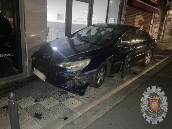 Conduce ebrio tras chocar contra un portal en Tudela, dañando bolardos y baldosas.