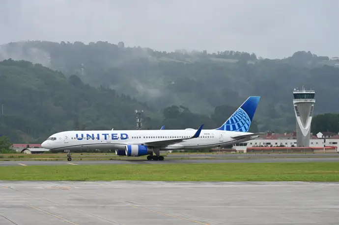 Vientos de más de 140 km/h en Bizkaia obligan a cambiar la ruta de cinco vuelos en el aeropuerto