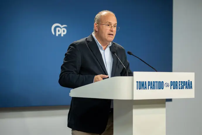 El PP afirma que el PSOE será investigado por "pagos en sobres" y acusa a Sánchez de corrupción.