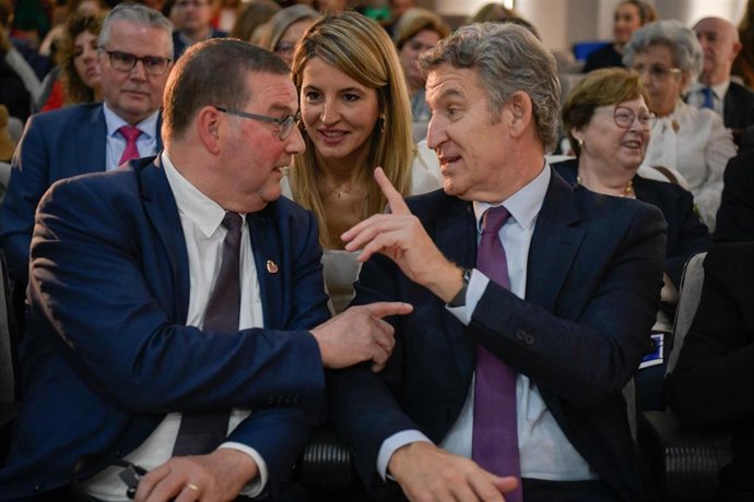 El presidente de ESU, Stefaan Vercamer, y el presidente del PP, Alberto N&uacute;&ntilde;ez Feij&oacute;o, durante la clausura del Congreso de la Uni&oacute;n Europea de Mayores (ESU), a 7 de noviembre de 2025, en Ciudad Real, Castilla-La Mancha (Espa&ntilde;a). El presidente del Partido P