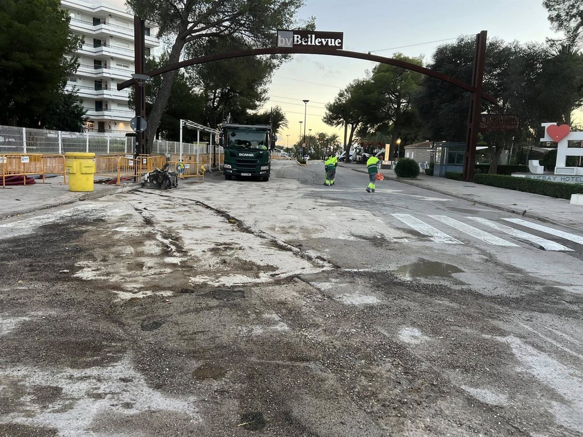 Un camión derrama 100 litros de gasoil en un hotel de Alcúdia tras una mala maniobra