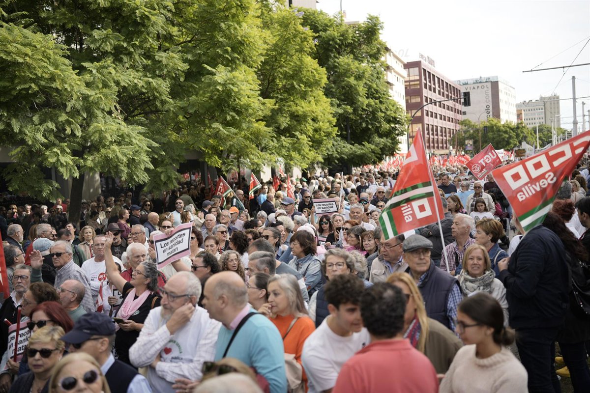 Miles de personas se movilizan este domingo en defensa de la sanidad pública en toda Andalucía