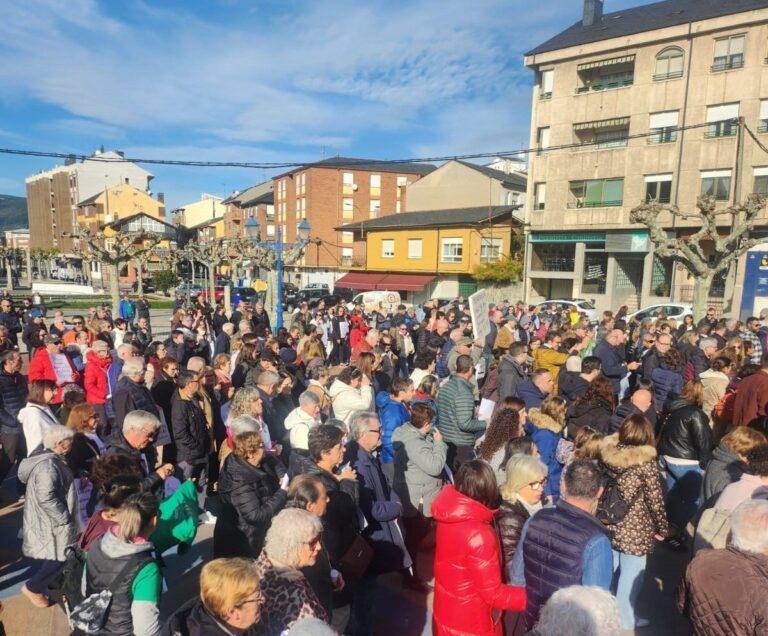 Cientos de personas exigen en Bembibre una atención primaria y sanidad pública dignas