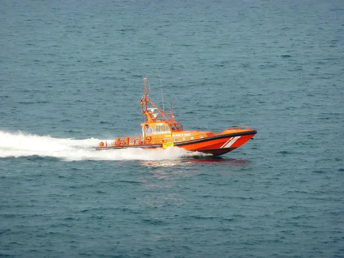 Tres personas fueron salvadas en la Playa de Bajamar (La Palma) tras aferrarse a una boya