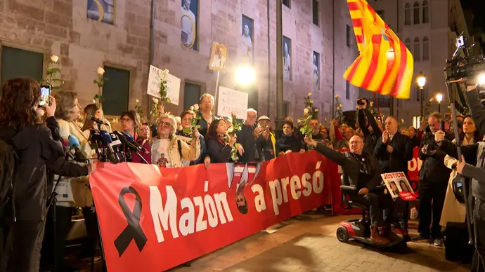 Concentración ante Les Corts exige prisión para Mazón y dimisión del Consell por su gestión de