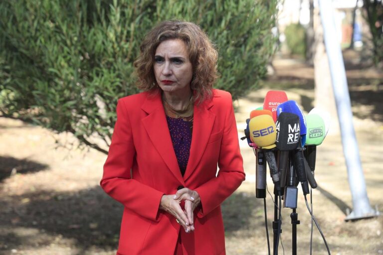 Montero critica a Moreno por nombrar a un viceconsejero de Sanidad que trabaja en el sector privado