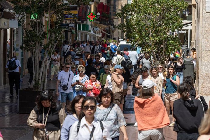 Archivo - Varios turistas se hacen un selfie en una calle de Palma de Mallorca, a 16 de abril de 2024, en Palma de Mallorca, Mallorca, Baleares (Espa&ntilde;a).