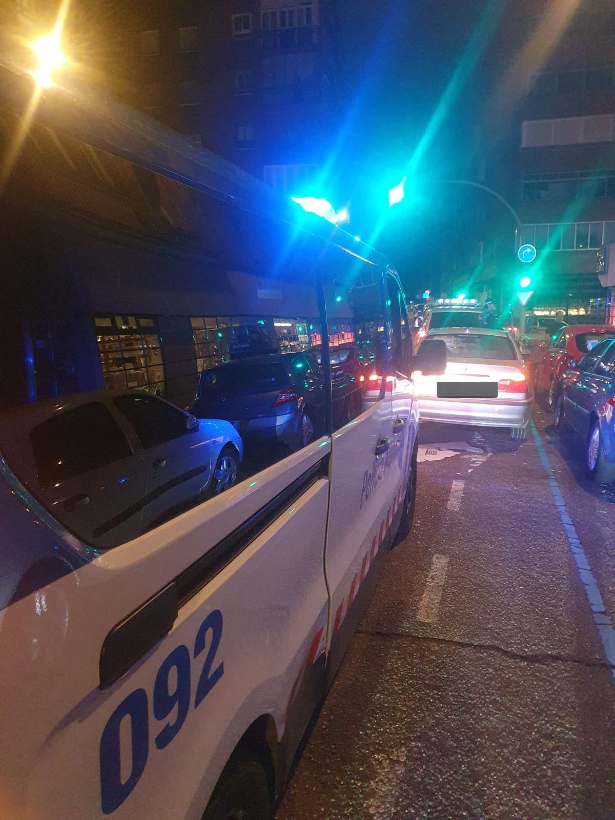 Un conductor bajo los efectos de drogas ignora un semáforo en rojo mientras mira una película en