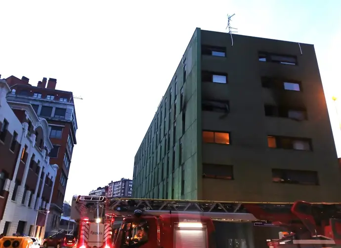 Cuatro personas resultan heridas, una de gravedad, en un incendio en una casa de Barakaldo.