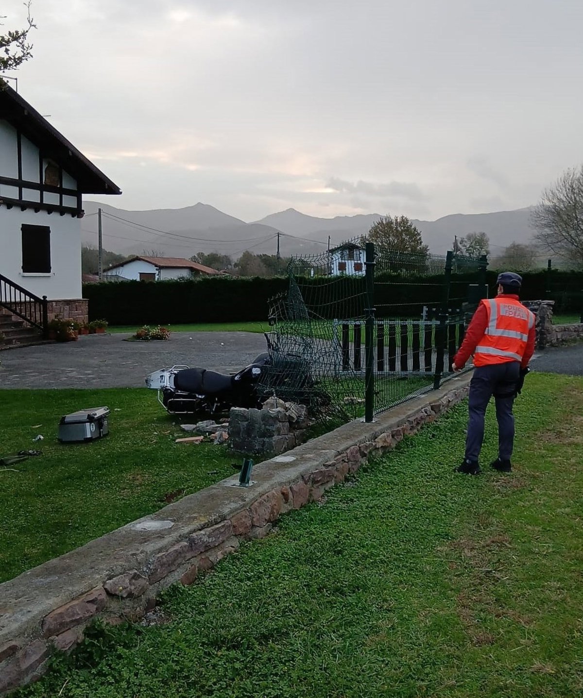 Muere un motorista de 51 años tras caer por un cable en la carretera en Urdax