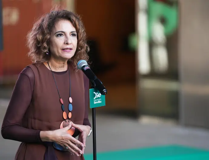 Montero critica a la Junta por "criminalizar y cuestionar" a mujeres con cáncer de Amama tras su