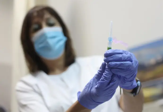 El SES extiende una semana más la vacunación sin cita previa contra la gripe y Covid-19 en