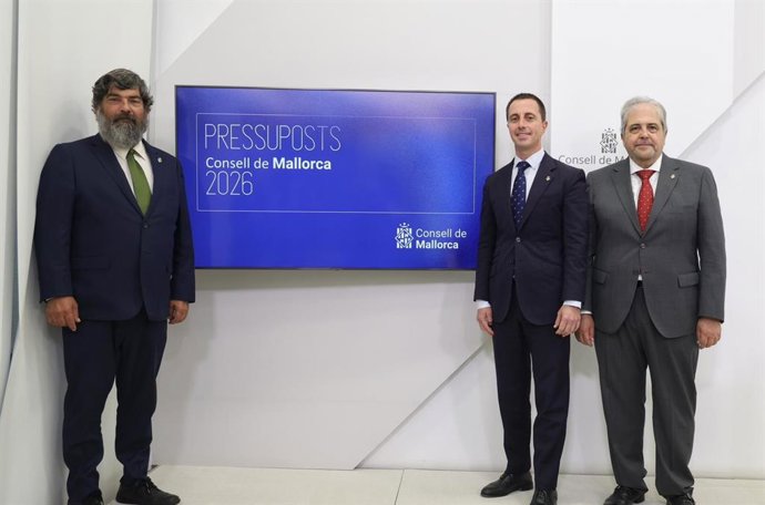 De izquierda a derecha, el vicepresidente y conseller insular de Medio Ambiente, Medio Rural y Deportes, Pedro Bestard, el presidente del Consell de Mallorca, Lloren&ccedil; Galm&eacute;s, y el conseller insular de Hacienda, Rafel Bosch.