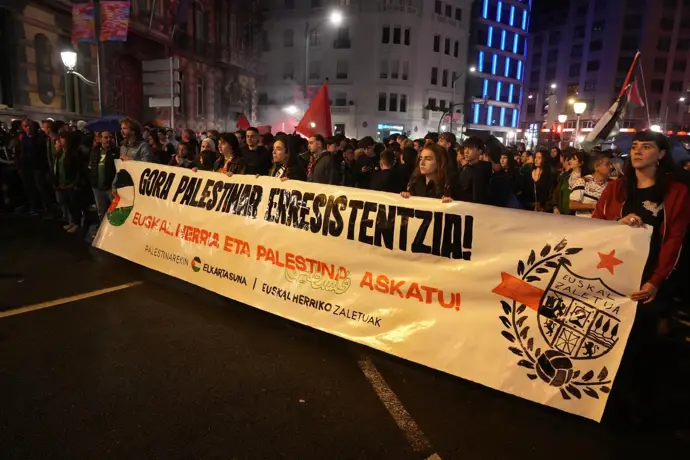 Palestinarekin Elkartasuna congrega a miles en la segunda marcha antes del partido Euskal