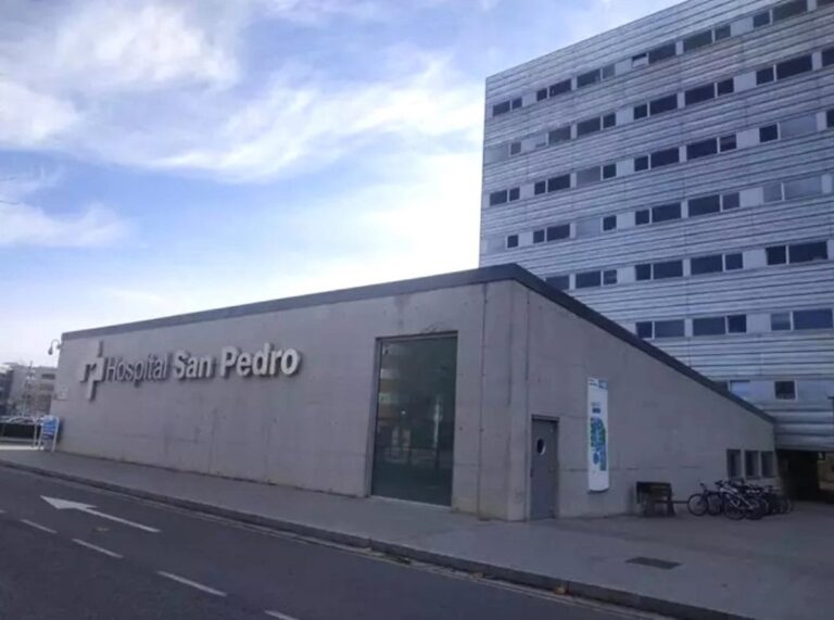 Tres personas resultan heridas en la LR-340 en Alesón al perder el control del coche para evitar