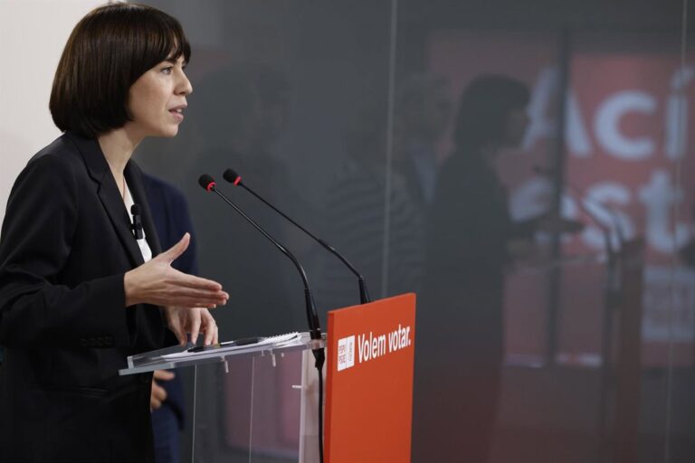 Morant asegura que Mazón ha mentido en la comisión y lo califica de "inútil o idiota" si no