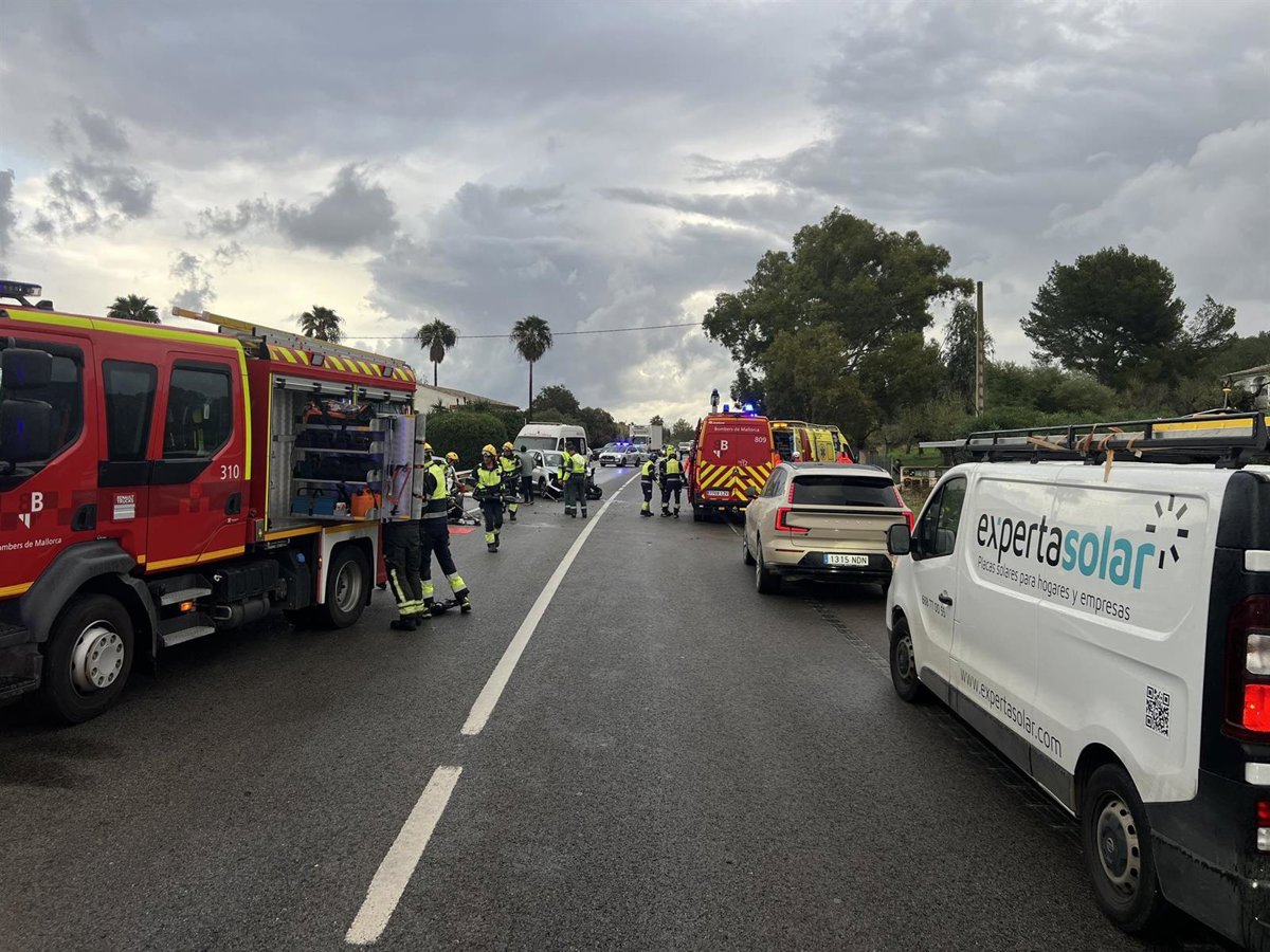 Un serio accidente provoca el cierre de la carretera Ma-713 en Alcúdia por tres horas