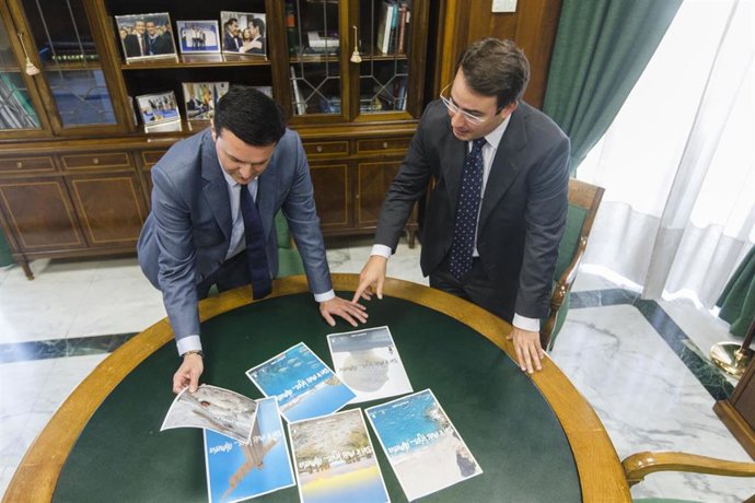 Archivo - El presidente de la Diputaci&oacute;n de Almer&iacute;a, Javier Aureliano Garc&iacute;a, y el diputado provincial de Turismo, Fernando Gim&eacute;nez