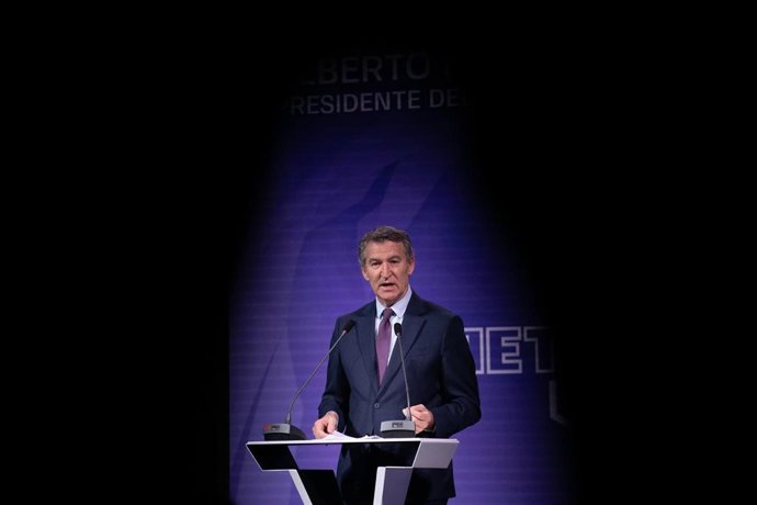 El presidente del Partido Popular, Alberto N&uacute;&ntilde;ez Feij&oacute;o, interviene durante el foro Metafuturo 2025, en el Ateneo de Madrid, a 18 de noviembre de 2025, en Madrid (Espa&ntilde;a).